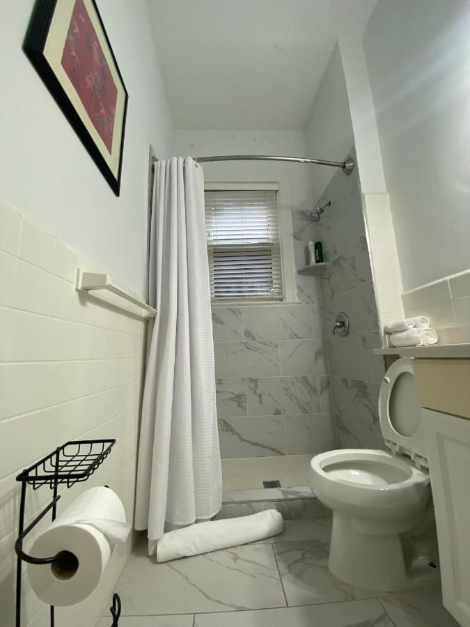 Apartment Large Duplex 2bdrm 1den-metro *
