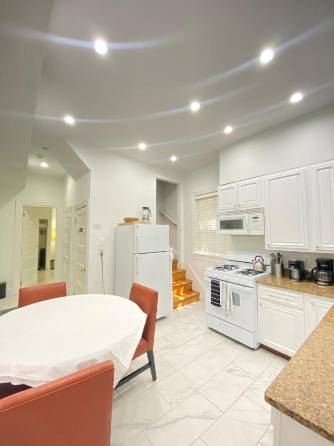 Large Duplex 2bdrm 1den-metro Apartment *