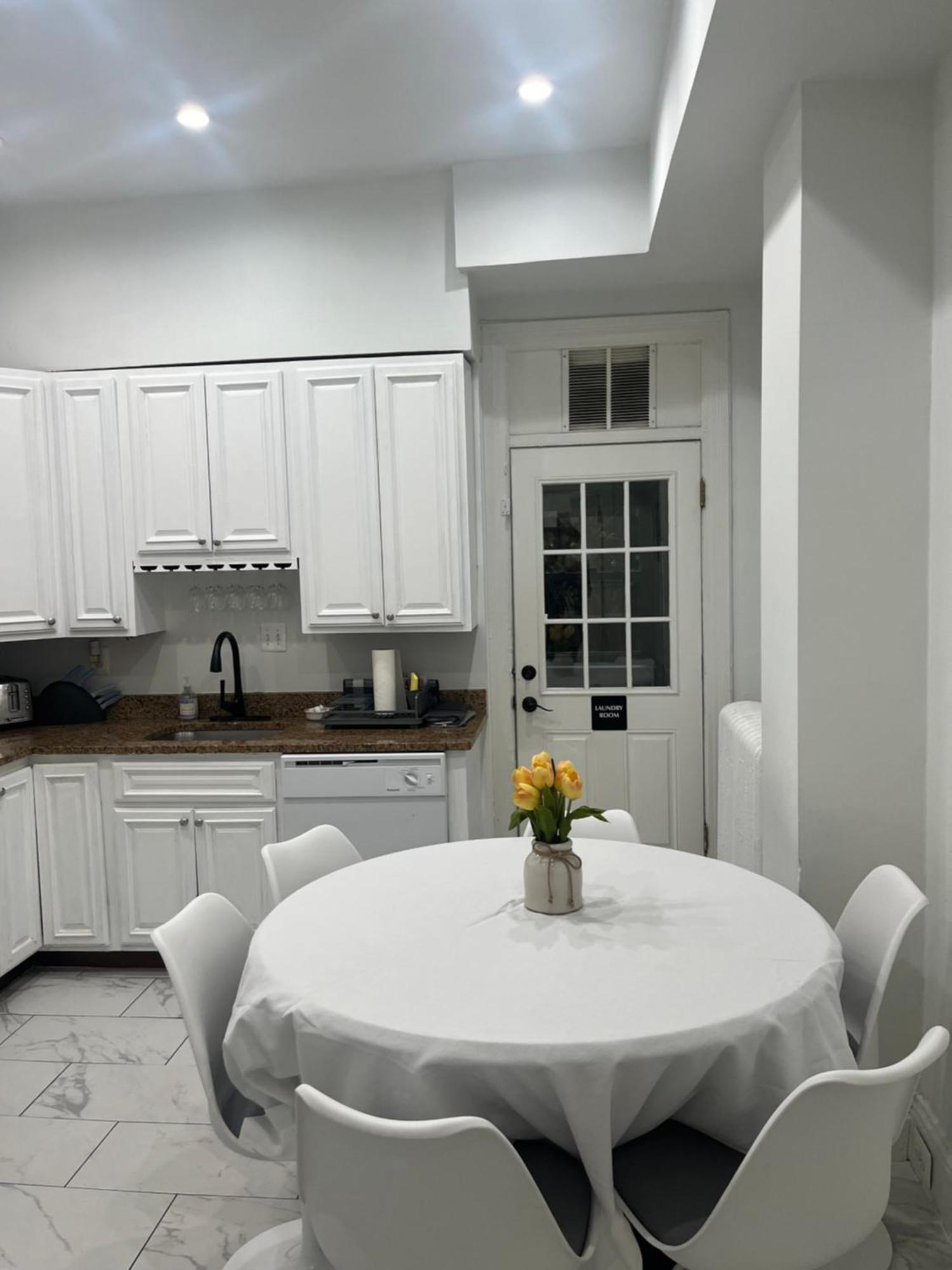 Large Duplex 2bdrm 1den-metro Apartment Washington