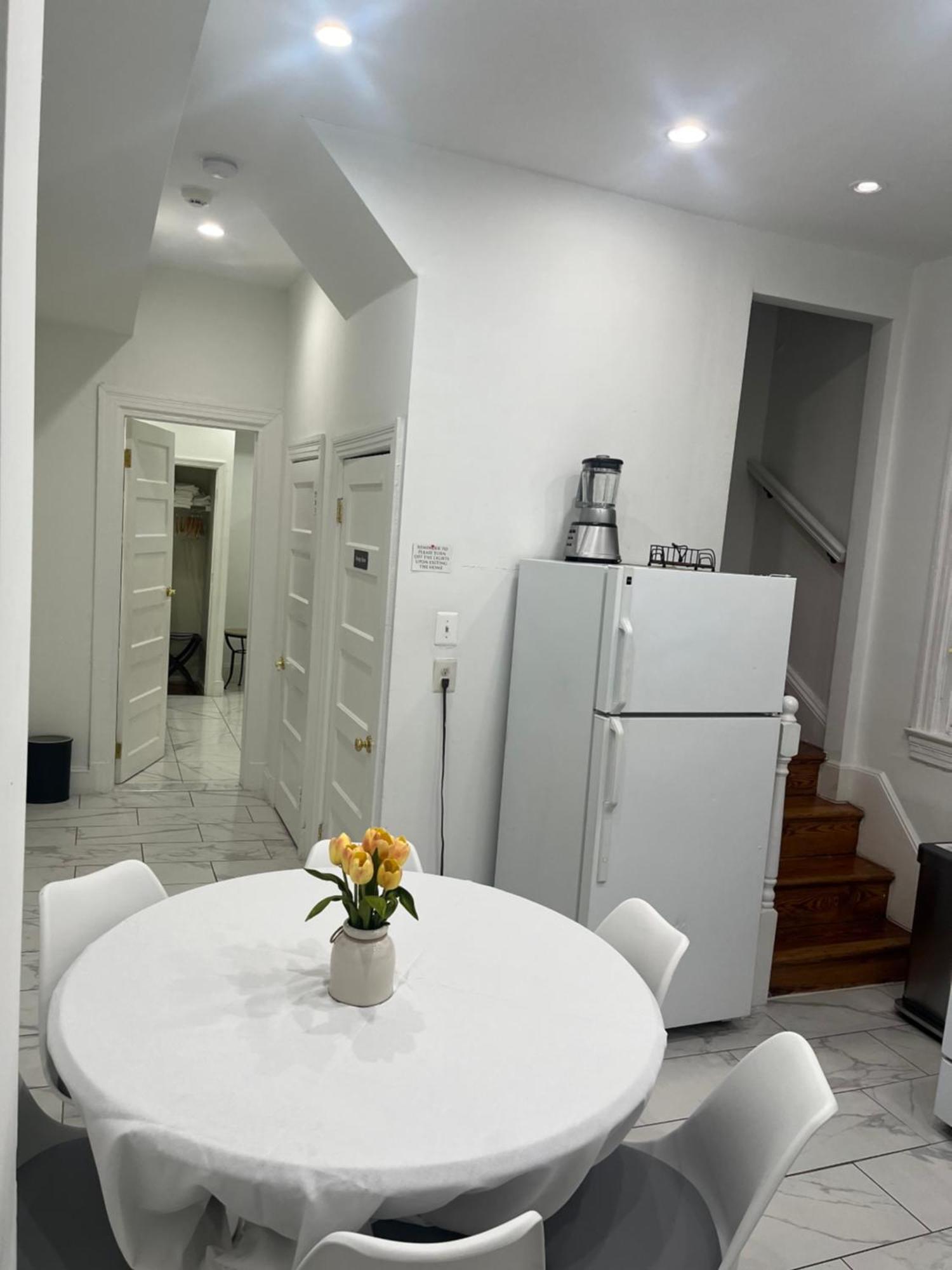Large Duplex 2bdrm 1den-metro Apartment *